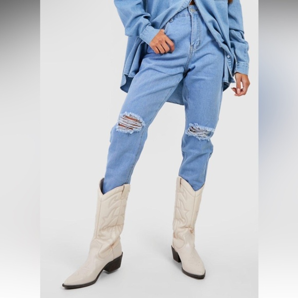 Boohoo hi waisted mom jeans light blue size 8